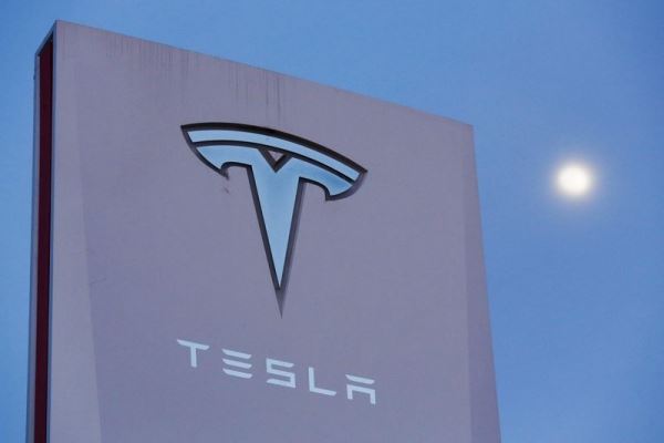 Инвестор Дэнни Мозес советует держаться подальше от акций Tesla