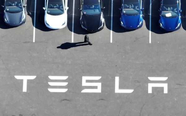 Акции Tesla обновили минимум с июля 2020 года 