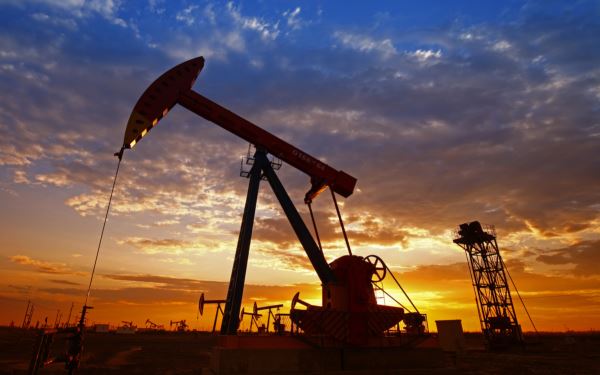 Цена на нефть Brent упала ниже $76 за баррель впервые за почти год 