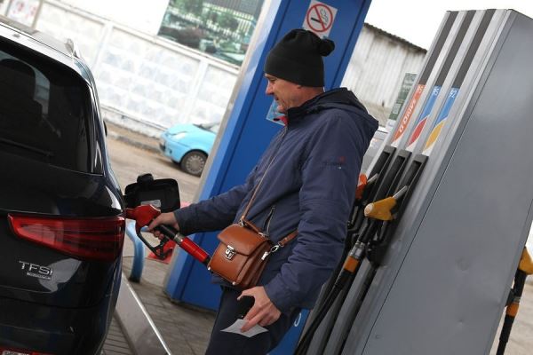 Новак заявил, что РФ намерена не допустить рост цен на топливо в 2023 году выше инфляции 