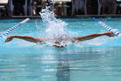 Пережившая зверское нападение акулы девушка выиграла чемпионат по плаванию