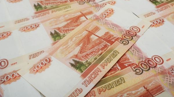 «Темпами выше инфляции»: Путин подписал закон о повышении МРОТ до 16 242 рублей