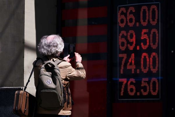 В «ВТБ» сообщили, что более трети россиян стали реже интересоваться курсами валют 