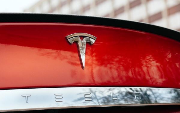 Акции Tesla снизились на 3% после отчета о поставках за четвертый квартал 